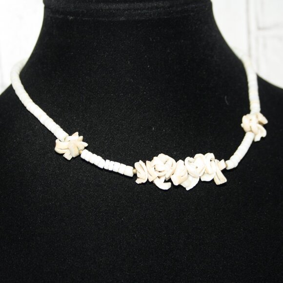 Beautiful vintage white shell necklace 16" - Picture 4 of 5